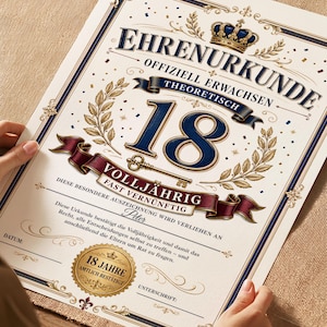 Könnte beinhalten: Eine dekorative Urkunde mit dem Titel EHRENURKUNDE, einer großen Zahl 18, einem Kronensymbol und verzierten blau-goldenen Rändern. Der Text enthält THEORETISCH, VOLLJÄHRIG, FAST VERNÜNFTIG und ein goldenes Siegel mit 18 JAHRE AMTLICH BESTÄTIGT auf cremefarbenem Papier.