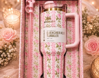 Vaso térmico Stanley x LoveShackFancy Quencher H2.0 de 1.18 litros (40 oz), edición floral rosa.