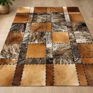 Peut inclure: Un tapis rectangulaire présentant un motif en patchwork composé d'une alternance de carrés marron clair unis et de carrés marbrés marron et blanc. Les carrés sont assemblés par des coutures en croix noires visibles le long des bords.