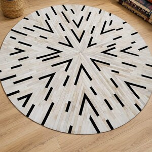Okrągły dywan ze skóry bydlęcej, geometryczny patchwork, nowoczesny akcent, naturalna faktura