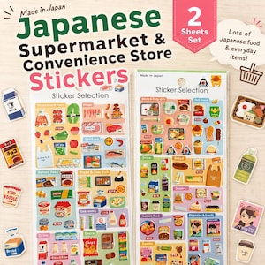 以下が含まれることがあります： 日本のスーパーマーケットやコンビニエンスストアの商品が描かれたステッカー2枚セット。牛乳パック、弁当箱、生鮮食品、肉、魚介類、スナック、飲み物、その他様々なパッケージ商品のイラストが描かれており、日本語のテキストが含まれています。