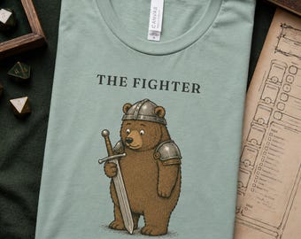 Koszulka "The Fighter Bear", zabawna koszulka z motywem RPG, koszulka z motywem fantasy i przygody, przytulna koszulka z leśnym zwierzęciem, prezent dla gracza RPG, odzież dla graczy, koszulka DnD