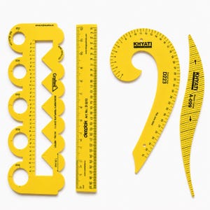 Puede incluir: Un conjunto de cuatro plantillas de plástico amarillo para costura y dibujo. La colección incluye una plantilla de diseño con recortes circulares, una regla recta graduada hasta 30 cm, una regla curva y una herramienta de curva de manga.