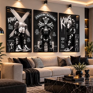 Op de afbeelding: Een set van drie ingelijste wandkunstprints met KAWS- en Chrome Hearts-branding. De kunstwerken tonen gestileerde figuren in zwart-witte kleding met kruismotieven, tegen donkere achtergronden met witte tekst en grafische elementen.