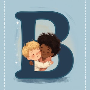 Könnte beinhalten: Ein hellblauer rechteckiger Druck mit einem großen dunkelblauen Buchstaben B. Im Inneren des Buchstabens umarmen sich ein blondes Kind und ein Kind mit dunklem lockigem Haar. Unter dem Buchstaben steht der Text Be kind in Dunkelblau.