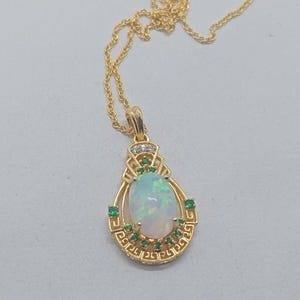 Collana da donna con pendente ovale in opale, placcata in oro 14 carati, con catena da 45 cm.