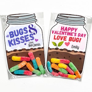 Pode incluir: Dois cartões de Dia dos Namorados em forma de frasco de vidro com vermes de gelatina. O cartão à esquerda diz "Bugs & Kisses" com o nome "Benjamin". O cartão à direita diz "Feliz Dia dos Namorados Love Bug!" com o nome "Emily".