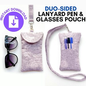 Può includere: Una pochette in tessuto viola con un laccio, progettata per contenere occhiali e penne. La pochette ha una chiusura a lembo e una tasca per le penne. Il laccio è attaccato a un moschettone metallico. La pochette è su uno sfondo bianco.