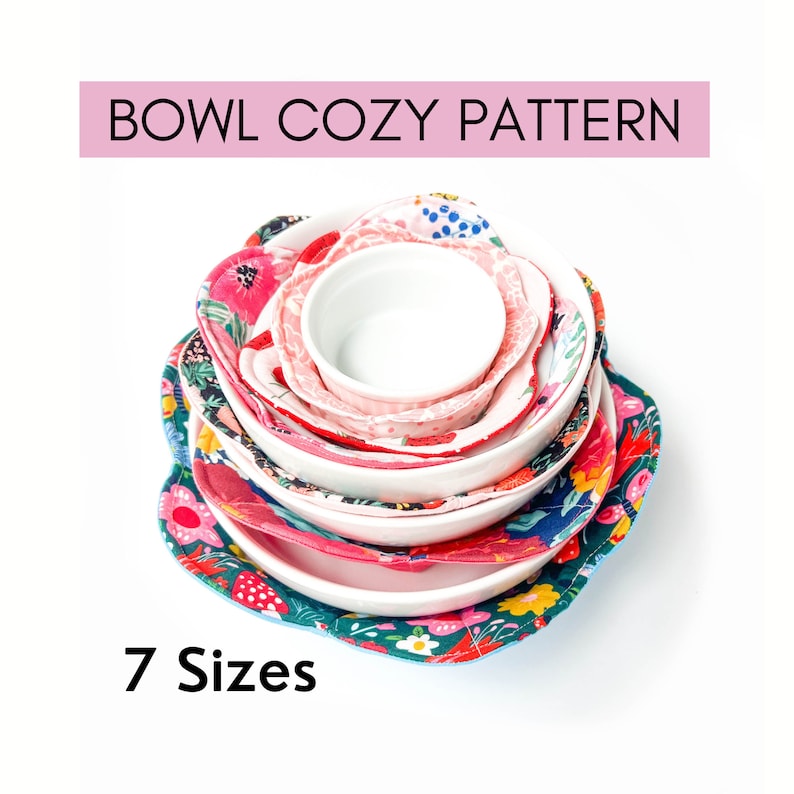 Peut inclure: Une pile de sept chauffe-plats color&eacute;s dans diff&eacute;rents motifs floraux. Les chauffe-plats sont en tissu et sont con&ccedil;us pour s'adapter &agrave; des bols de diff&eacute;rentes tailles. Le texte "BOWL COZY PATTERN" est affich&eacute; en haut de l'image et "7 Sizes" est affich&eacute; en bas.