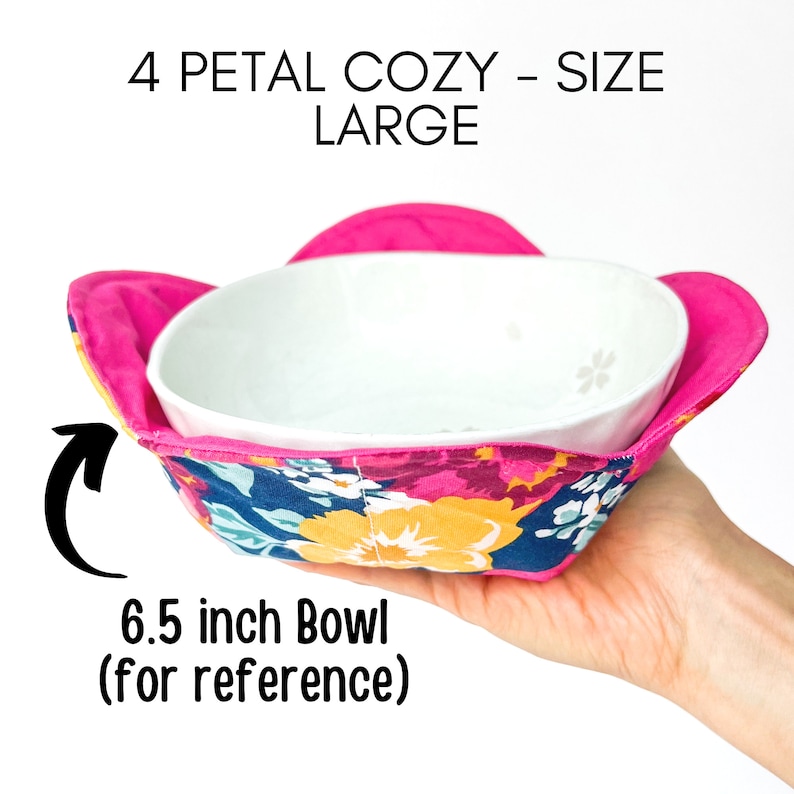 Peut inclure: Un chauffe-bol en tissu rose et floral avec un bol de 16,5 cm de diam&egrave;tre pour r&eacute;f&eacute;rence. Le chauffe-bol est &eacute;tiquet&eacute; "4 Petal Cozy - Size Large".