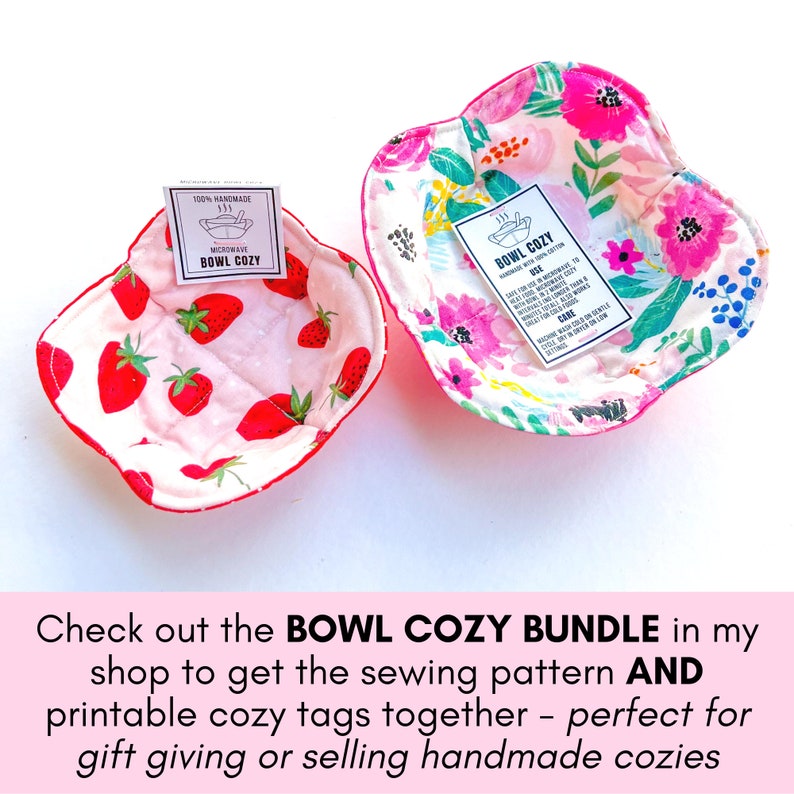 Peut inclure: Deux chauffe-bols faits main, l'un avec un imprim&eacute; de fraises et l'autre avec un imprim&eacute; floral. Les deux chauffe-bols ont une &eacute;tiquette qui dit "Bowl Cozy" et comprennent des instructions d'utilisation et d'entretien. Le texte "Check out the BOWL COZY BUNDLE in my shop to get the sewing pattern AND printable cozy tags together - perfect for gift giving or selling handmade cozies" est affich&eacute; sous les chauffe-bols.