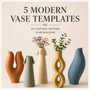 Op de afbeelding: Vijf keramische vazen in verschillende vormen en kleuren, waaronder terracotta, saliegroen, crème, geel en blauw. De tekst 5 MODERN VASE TEMPLATES DIY POTTERY PATTERN SLAB BUILDING staat boven de vazen, die kleine bloemstukken bevatten.