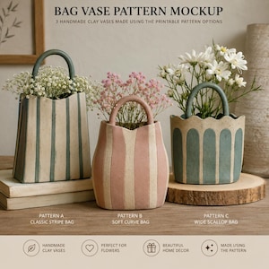 Peut inclure: Trois vases en céramique en forme de sac avec anses, contenant chacun des fleurs. Le vase de gauche a des rayures verticales, celui du centre des courbes douces, et celui de droite un bord supérieur festonné avec des rayures verticales.
