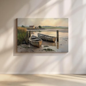 Puede incluir: Una impresión de arte mural rectangular que muestra dos botes de remos de madera desgastada amarrados a postes de madera en una orilla fangosa. Al fondo, una pequeña casa se asienta sobre una colina cubierta de hierba bajo un cielo suave.