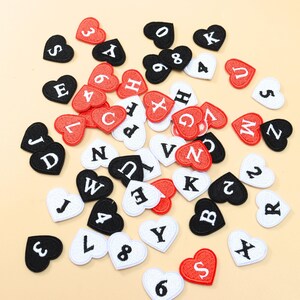 Parche bordado con inicial en forma de corazón – Decoración para manualidades (2,5 cm)