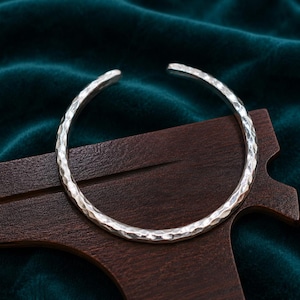 Bracciale rigido in argento sterling martellato, bracciale aperto minimalista, gioiello artigianale fatto a mano.