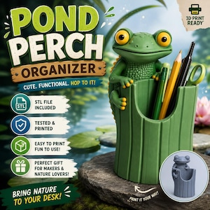Pode incluir: Um organizador de secretária em forma de sapo verde com um design de tronco texturizado e um centro oco para guardar canetas e lápis. O organizador inclui o texto POND PERCH ORGANIZER, CUTE. FUNCTIONAL. HOP TO IT!, e 3D PRINT READY.