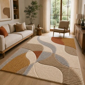 Peut inclure: Un tapis rectangulaire présentant un design texturé à plusieurs niveaux avec des formes courbes abstraites. La palette de couleurs comprend des tons crème, beige, jaune moutarde, orange brûlé et gris doux, avec des hauteurs de poils variées.