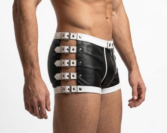 Op maat gemaakte herenshorts van echt leer met gespbanden aan de zijkant en ritssluiting aan de voorkant.