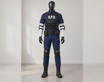 Può includere: Un set di uniforme blu scuro composto da una camicia a maniche corte con scritta R.P.D. su un gilet tattico nero, pantaloni abbinati, guanti neri, stivali neri, gomitiere, ginocchiere e una cintura tattica con due tasche attaccate.