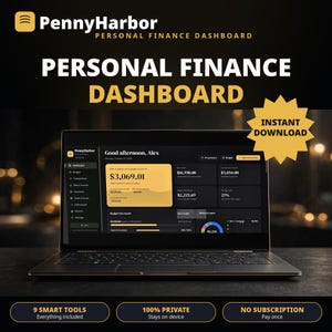 Op de afbeelding: Een laptop met het PennyHarbor personal finance dashboard met een donkere interface, gele accenten en financiële gegevens. De tekst bevat Instant Download, 9 Smart Tools en 100% Private.