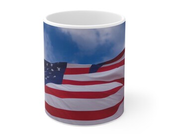 Taza de café con estampado de la bandera estadounidense ondeando.