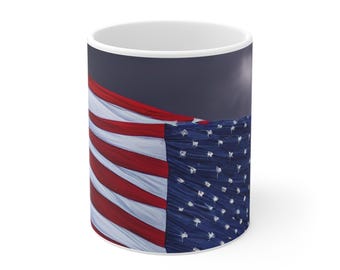 Taza de café con estampado de la bandera estadounidense ondeando.