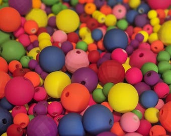 Mix di perline al neon.