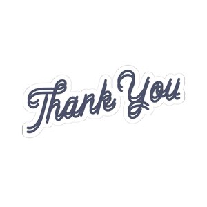 Könnte beinhalten: Ein gestanzter Aufkleber mit den Worten Thank You in einer dunkelblauen Schreibschrift mit weißem Rand. Die Schrift hat einen geschichteten Schatteneffekt, der dem Text ein leicht versetztes, doppeltes Aussehen verleiht.