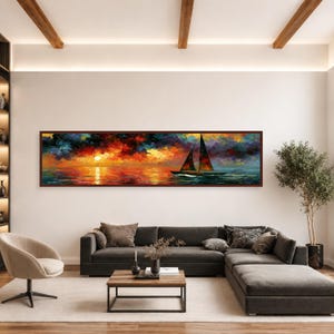 Könnte beinhalten: Ein panoramisches, rechteckiges Wandbild mit einem Ölgemälde eines Segelboots auf ruhigem Wasser während eines lebhaften Sonnenuntergangs. Der Himmel ist mit dramatischen Wolken in Orange-, Rot-, Gelb- und tiefen Blautönen gefüllt.