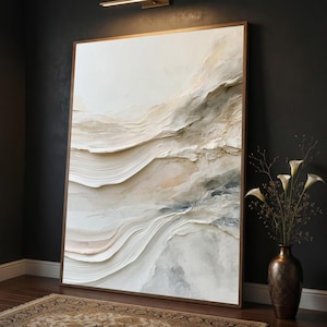 Impressão abstrata em tela neutra, arte de parede em tons de bege, cinza e branco, design minimalista de ondas em camadas, decoração moderna para sala de estar com estilo costeiro.