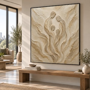 Könnte beinhalten: Ein quadratisches Wandbild mit einer strukturierten Reliefskulptur in Creme und Gold, die vier Figuren zeigt. Das Kunstwerk weist wirbelnde, abstrakte Muster in neutralen Farbtönen auf und ist mit einem dünnen schwarzen Rahmen versehen.