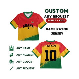 Op de afbeelding: Een V-hals shirt in de kleuren van de Ghanese vlag, rood, geel en groen, met een penseelstreekontwerp. De voorkant toont de tekst GHANA en een zwarte ster. De achterkant toont de tekst YOUR NAME en het nummer 10. Tekst: CUSTOM ANY REQUEST.