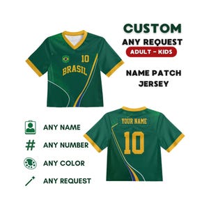 Könnte beinhalten: Ein grünes V-Ausschnitt-Trikot mit gelben Rändern, das vorne den Text BRASIL und die Nummer 10 sowie hinten den Text YOUR NAME und die Nummer 10 zeigt. Das Bild enthält den Text CUSTOM ANY REQUEST ADULT-KIDS NAME PATCH JERSEY.