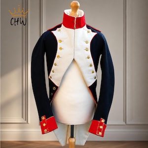 Puede incluir: Una casaca militar azul oscuro con cuello alto rojo, solapas blancas y puños rojos. La chaqueta está adornada con dos filas de botones dorados en la parte delantera y en los puños. El texto CHW con un icono de corona es visible.