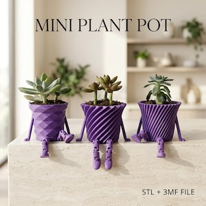 Può includere: Tre mini vasi da fiori viola con gambe articolate, ognuno contenente una piccola pianta succulenta verde. I vasi presentano texture geometriche, a spirale e a coste. Il testo MINI PLANT POT e STL + 3MF FILE è visibile nell'immagine.