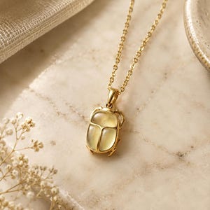 Collar de escarabajo de oro, colgante de prehnita de latón, dije de escarabajo egipcio, joyería inspirada en la naturaleza. imagen 3