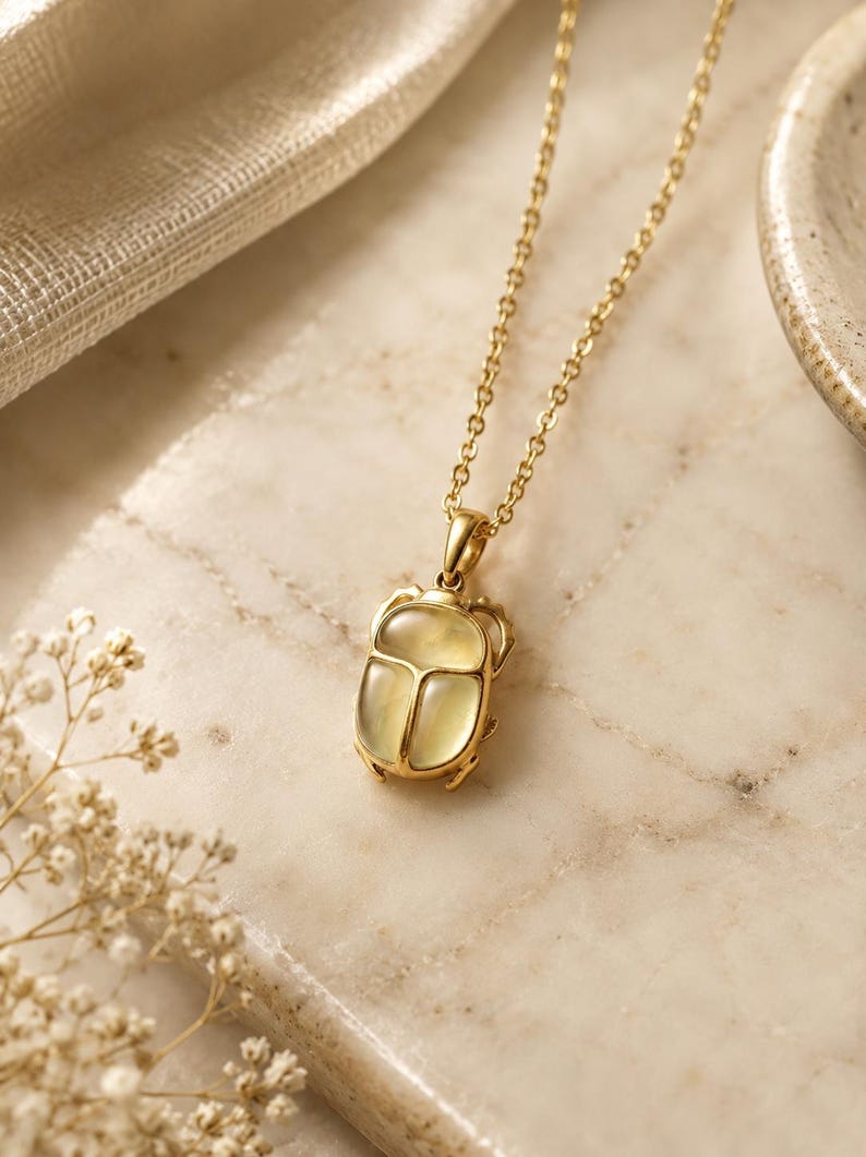 Collar de escarabajo de oro, colgante de prehnita de latón, dije de escarabajo egipcio, joyería inspirada en la naturaleza. imagen 3