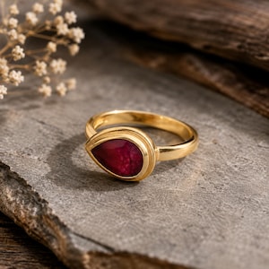Anello a forma di pera con rubino tinto, in ottone placcato argento, gioiello boho di tendenza