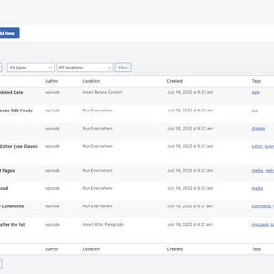 Op de afbeelding: Een digitaal dashboard-interface genaamd WPCode met een lijst van acht code-snippets. De tabel bevat kolommen voor Naam, Auteur, Locatie, Aanmaakdatum, Tags en Status-schakelaars, waarvan sommige blauw zijn gemarkeerd als actief.