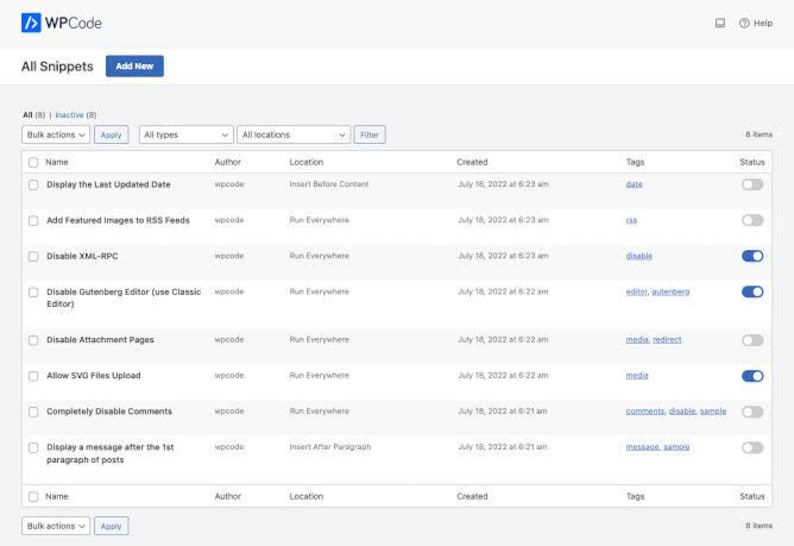 Op de afbeelding: Een digitaal dashboard-interface genaamd WPCode met een lijst van acht code-snippets. De tabel bevat kolommen voor Naam, Auteur, Locatie, Aanmaakdatum, Tags en Status-schakelaars, waarvan sommige blauw zijn gemarkeerd als actief.
