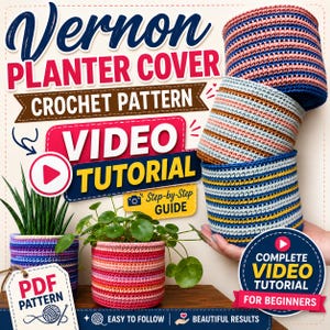 Op de afbeelding: Een haakpatroon voor de Vernon plantenmand, met tekst en afbeeldingen voor een video-tutorial en PDF-gids. De afbeelding toont verschillende cilindrische, gestreepte gehaakte plantenhoezen in diverse kleurcombinaties, waaronder roze, blauw, wit en geel, met twee potplanten erin.
