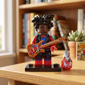 Op de afbeelding: Een plastic minifiguur met donkerbruine dreadlocks, gekleed in een zwart leren vest over een blauw shirt, met een oranje elektrische gitaar met kleurrijke stickers. Een apart rood masker met zilveren stekels staat naast het figuurtje.