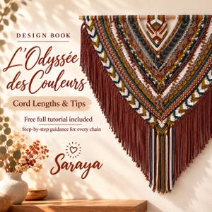 Peut inclure: Une tenture murale en macramé avec un motif en V dans les tons bordeaux, moutarde, bleu canard et blanc, suspendue à une tige en bois. Texte : DESIGN BOOK L'Odyssée des Couleurs Cord Lengths & Tips Free full tutorial included Saraya.