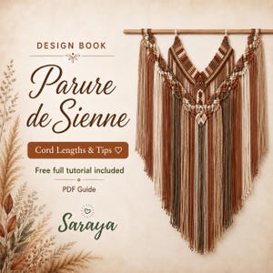 Peut inclure: Une suspension murale en macramé avec des cordes marron, beige et crème suspendues à une tige en bois. Le texte indique : DESIGN BOOK, Parure de Sienne, Cord Lengths & Tips, Free full tutorial included, PDF Guide et Saraya, avec des plantes séchées.