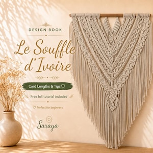 Peut inclure: Une tenture murale en macramé beige suspendue à une tige en bois, avec des motifs noués complexes et de longues franges. Le texte sur l'image indique : DESIGN BOOK, Le Souffle d'Ivoire, Cord Lengths & Tips, Free full tutorial included, Perfect for beginners, Saraya.