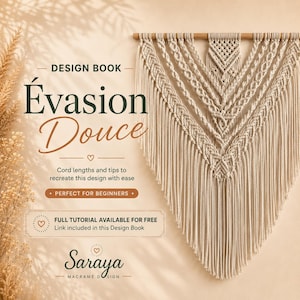 Peut inclure: Une suspension murale en macramé avec une tige en bois et une corde couleur crème, présentée à côté du texte DESIGN BOOK Evasion Douce, Cord lengths and tips to recreate this design with ease, PERFECT FOR BEGINNERS, FULL TUTORIAL AVAILABLE FOR FREE, et Saraya.