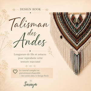 Peut inclure: Une tenture murale en macramé avec un motif en V dans des tons marron, vert et crème, suspendue à une tige en bois. Le design comprend de longues franges crème et des accents sombres. Texte : DESIGN BOOK Talisman des Andes.
