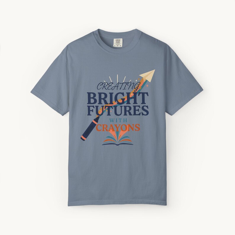 Maglietta per maestre d'asilo / Creare un futuro luminoso con i pastelli / Regalo per insegnanti Comfort Colors® / Ritorno a scuola Blue Jean