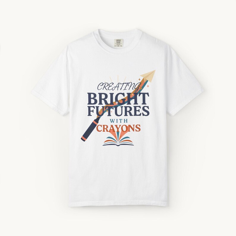 Maglietta per maestre d'asilo / Creare un futuro luminoso con i pastelli / Regalo per insegnanti Comfort Colors® / Ritorno a scuola White